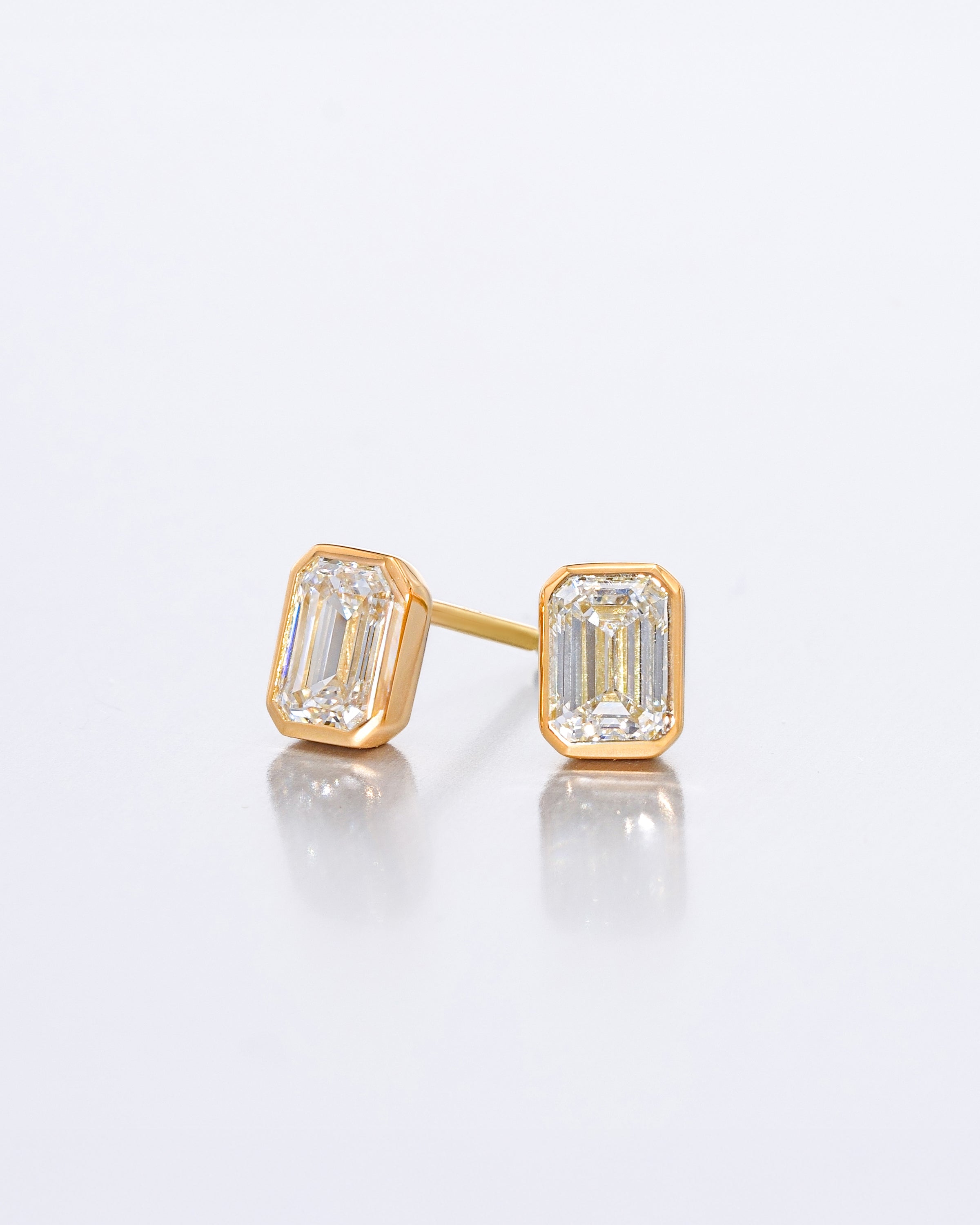 Emerald Bezel Stud Earrings – ⅡA Diamond